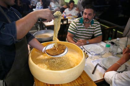 Los espaguetis bien calientes se sumergen en el corazón del queso duro