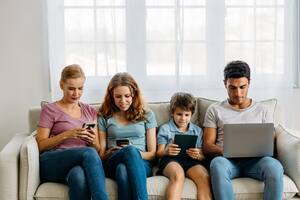 Los especialistas advierten que las pantallas no pueden reemplazar el contacto afectuoso y cercano de las conversaciones cara a cara