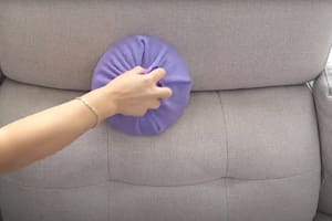 Los especialistas aseguran que el exceso de agua es uno de los errores más comunes al limpiar tapizados