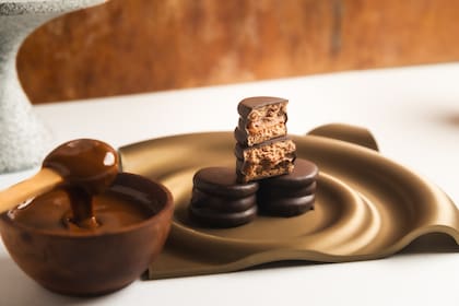 Los especialistas coinciden en que el baño ideal para los alfajores es con chocolate cobertura semiamargo.