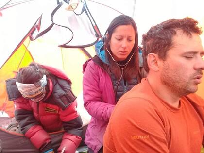 Los especialistas controlan el estado de salud de los andinistas en lo más alto del Aconcagua.