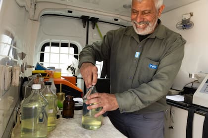 Los especialistas de YPF analizando el combustible y los lubricantes en el laboratorio técnico.