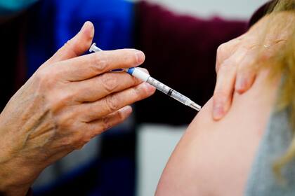 Los especialistas empezaron a estudiar si las vacunas protegerán de las nuevas subvariantes 
