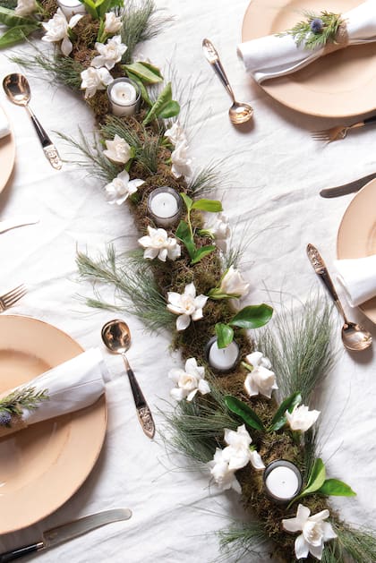 Los especialistas en decoración sugieren que este enfoque puede aplicarse más allá del árbol o su sustituto. Recomiendan incorporar detalles naturales en mesas, estanterías y ventanas, mediante guirnaldas de luces, centros de mesa o velas aromáticas que refuercen la sensación de intimidad y coherencia visual.