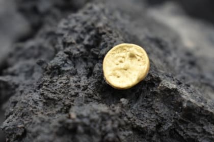 Los especialistas encontraron cientos de monedas celtas de oro y plata, moldes para acuñarlas
