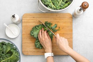 Los especialistas recomiendan consumir el kale crudo para evitar que se pierdan sus nutrientes