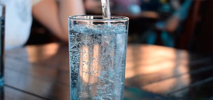 Los especialistas recomiendan dos litros de agua por día.