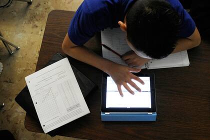 Los especialistas recomiendan tener especial cuidado con las posturas adoptadas durante el uso de dispositivos electrónicos