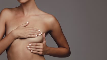 Los especialistas resaltan que las mujeres con antecedentes familiares cercanos deben practicarse los controles cinco años antes de la aparición del cáncer en el familiar que atravesó la enfermedad