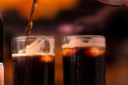 Los especialistas sugieren evitar la cerveza, los cócteles y el vino, ya que su consumo excesivo se vincula con el desarrollo de enfermedades cardíacas