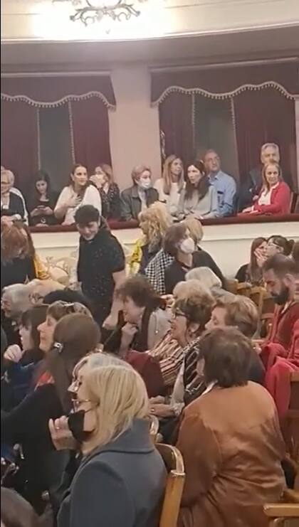 Los espectadores atónitos tras la caída de un perro en plena función (Foto: Captura de video)