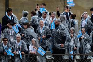 Los espectadores franceses abuchearon a un barco que transportaba a la delegación olímpica argentina el viernes durante la ceremonia de inauguración. (Rebecca Blackwell/Associated Press)