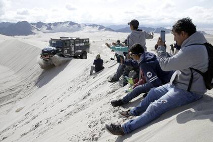 Los espectadores miran al camionero Federico Villagra y al copiloto Ricardo Adrian Torlaschi, ambos de Argentina, compitiendo con su Iveco