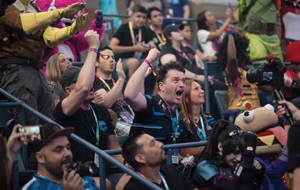 Los espectadores observan las pantallas y alientan a los competidores durante la Copa del Mundo de Fortnite