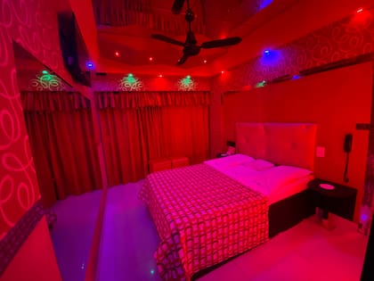 Los espejos en el techo de las habitaciones se colocaron por primera vez en La Cigarra