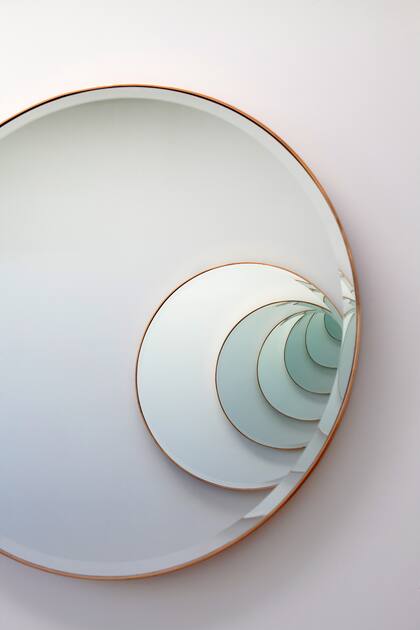 Los espejos enfrentados y sus reflejos infinitos