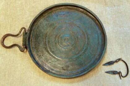 Los espejos plegables eran entregados a las mujeres de buena posición como dote por el casamiento o por algún cliente rico en el caso de una dama de compañía