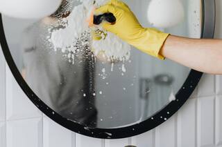 El ingrediente de cocina que deja los espejos impecables