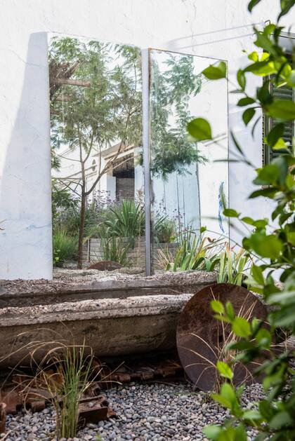 Los espejos transforman un espacio, duplican el verde y también esconden vistas indeseables.