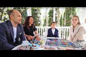 Los espías rusos junto a sus hijos durante la entrevista