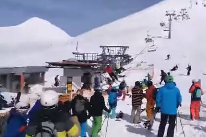 Los esquiadores salen disparados de la silla