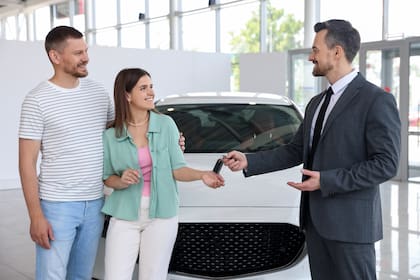 Los establecimientos de venta autorizados en Nueva York tienen la facultad legal de gestionar el registro y emitir placas directamente