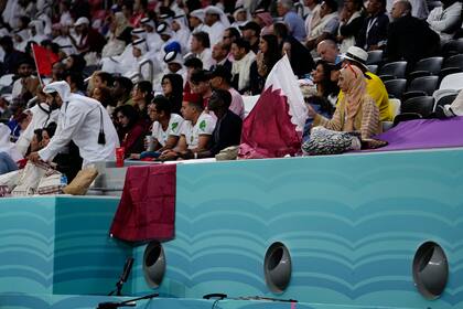 Los estadios están refrigerados para los jugadores, pero los hinchas sufren las bajas temperaturas en los partidos nocturnos (AP Foto/Manu Fernández)