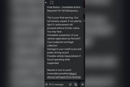 Los estafadores dejan un enlace en el mensaje de texto para robarles información a sus víctimas