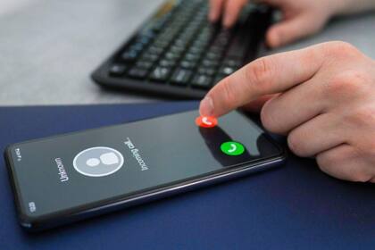 Los estafadores muchas veces apelan directamente a llamados mediante WhatsApp