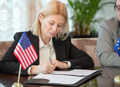 Los estafadores se hacen pasar por abogados o funcionarios de inmigración, incluso usan fotos reales para el engaño