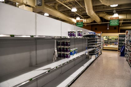 Los estantes de papel higiénico y toallas de papel se ven vacíos en un supermercado en Miami Beach, Florida, el 13 de enero de 2022.