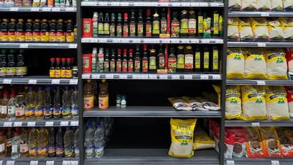 Los estantes en donde deberían estar los aceites de Bolivia aparecen vacíos en un supermercado de La Paz