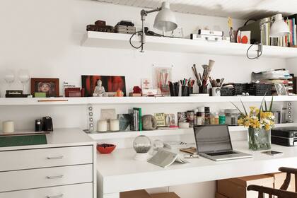 Los estantes flotantes permiten tener a mano todos nuestros elementos de trabajo; además, resultan súper prácticos para enganchar algunas lámparas que aporten un toque industrial al ambiente
