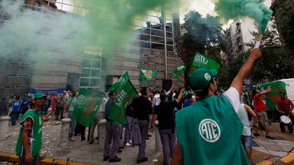 Los estatales de todo el país encabezan hoy una huelga contra los despidos en la administración pública