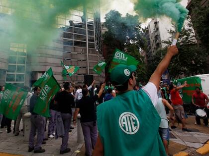 La medida no tiene el aval unánime de los gremios estatales