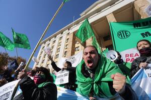 Los estatales empezaron a movilizarse hoy en rechazo de la medida anunciada por el gobernador. Los salarios más bajos, de menos de 40.000 pesos, recién percibirán el SAC en setiembre. El resto de empleados, hasta fin de año.