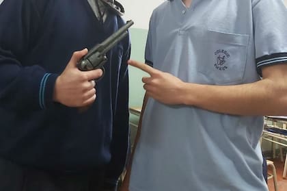 Los estudiantes, además, se sacaron fotos con el arma