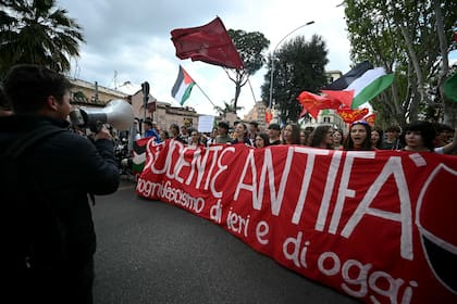 Los estudiantes caminan detrás de una pancarta que dice "Estudiantes antifascistas, contra cualquier fascismo de ayer y de hoy", mientras participan en una manifestación organizada por la Asociación Nacional de Partidarios Italianos (Anpi) con motivo del 79º aniversario del Día de la Liberación, en Roma. el 25 de abril de 2024