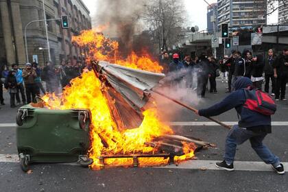 Los estudiantes chilenos incendiaron varios objetos en las calles de Santiago