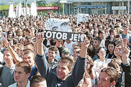 Los estudiantes colmaron la plaza Nis en rechazo a la continuidad de Milosevic en el poder
