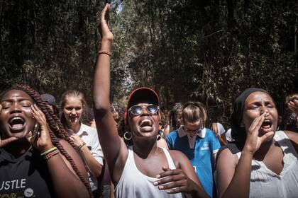 Los estudiantes de la Escuela Braeburn Garden Estate cantan durante una marcha como parte de un día mundial de protestas estudiantiles con el objetivo de impulsar a los líderes mundiales a la acción sobre el cambio climático en el bosque Karura en Nairob