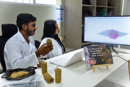 Los estudiantes de la Institución Educativa Municipal Montessori trabajan para reducir la contaminación que genera la industria del café en su región