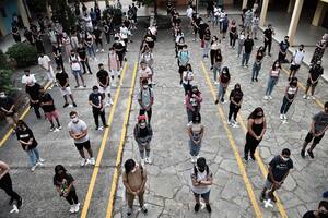 Los estudiantes de secundaria mantienen una distancia social en el patio de la escuela el primer día de clases del nuevo año académico, en Salónica, Grecia, el 14 de septiembre de 2020