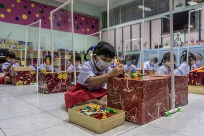 Estudiantes de una escuela primaria en Bangkok regresaron el 1 de julio, un inicio retrasado de su año académico.