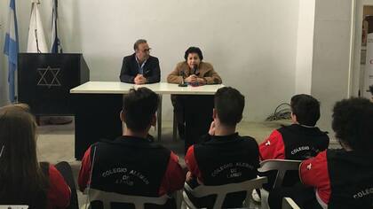 Los estudiantes del colegio alemán realizaron una visita guiada por el Museo del Holocausto y escucharon el testimonio de una sobreviviente