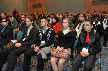 Los estudiantes elegidos para la beca de US$5000 participan en un seminario de desarrollo de liderazgo de fin de semana
