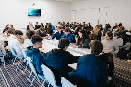Los estudiantes en el segundo momento de la jornada: a puro networking.