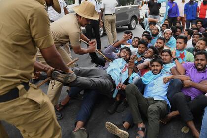 Los estudiantes protestaban contra los recientes disturbios a raíz de violentos enfrentamientos entre manifestantes y partidarios de la controvertida ley de ciudadanía de la India en Nueva Delhi