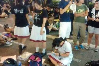 Los estudiantes realizan la tarea cuando hay una pausa en la protesta