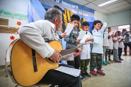 Los estudiantes realizaron presentaciones con música local